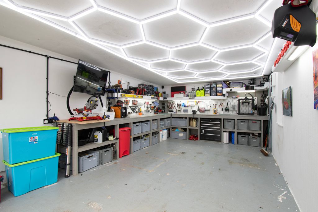 Property photo 2 of 24 Garage