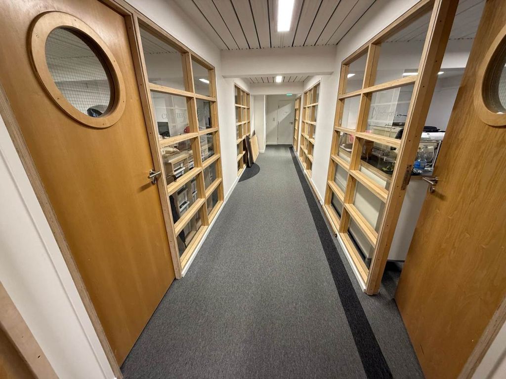 Property photo 3 of 11 Hallway