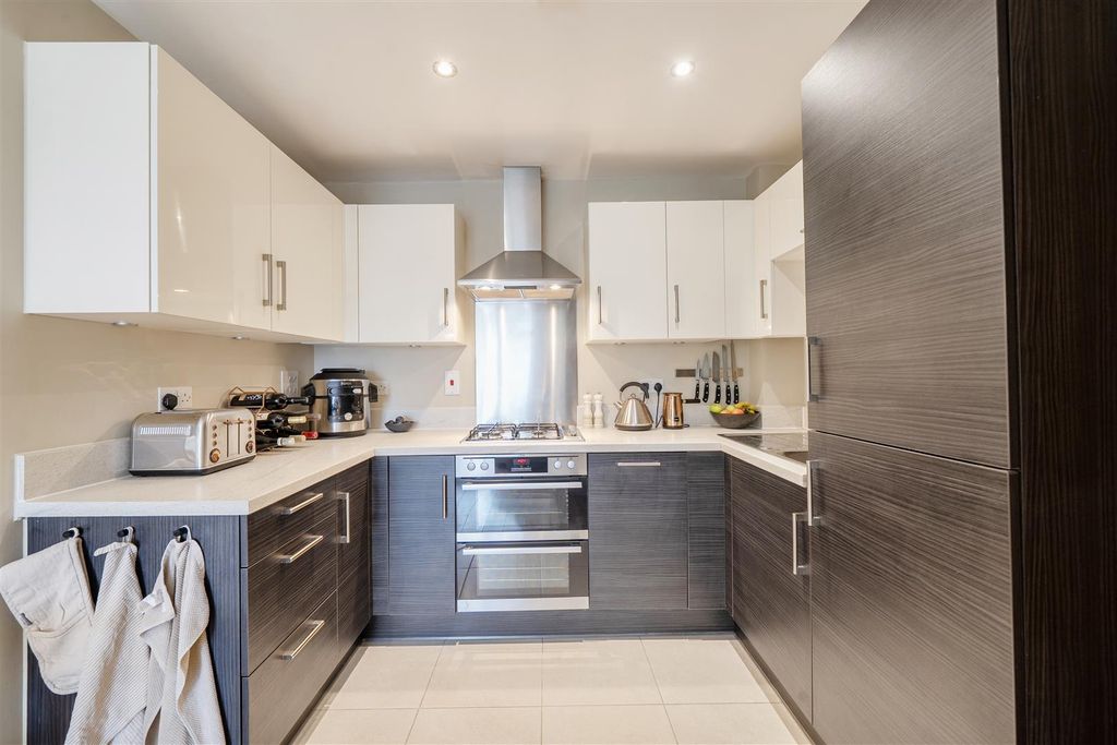 Property photo 3 of 20 Kitchen