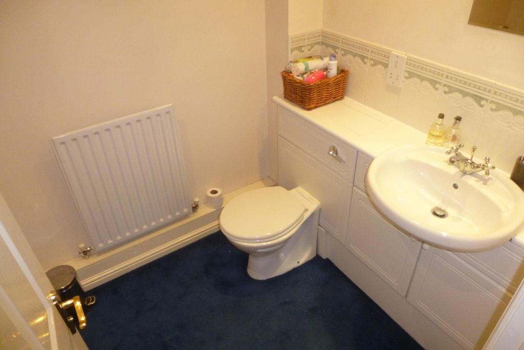 Property photo 2 of 9 Bathroom