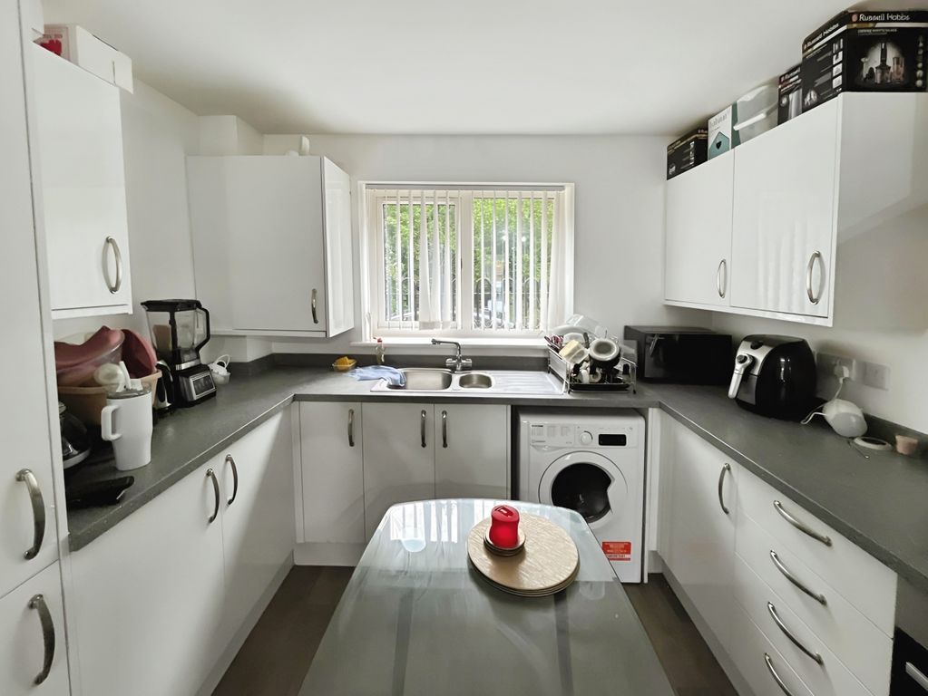 Property photo 3 of 8 Kitchen