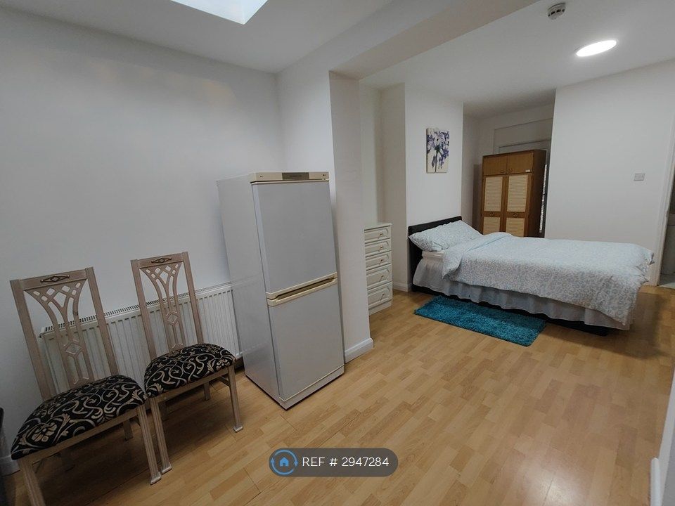 Property photo 3 of 6 2) Studio