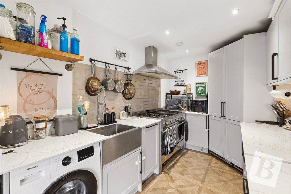Property photo 2 of 19 Kitchen
