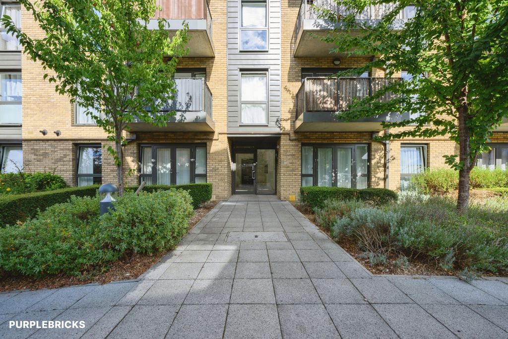 Property photo 3 of 23 Communal Entrance