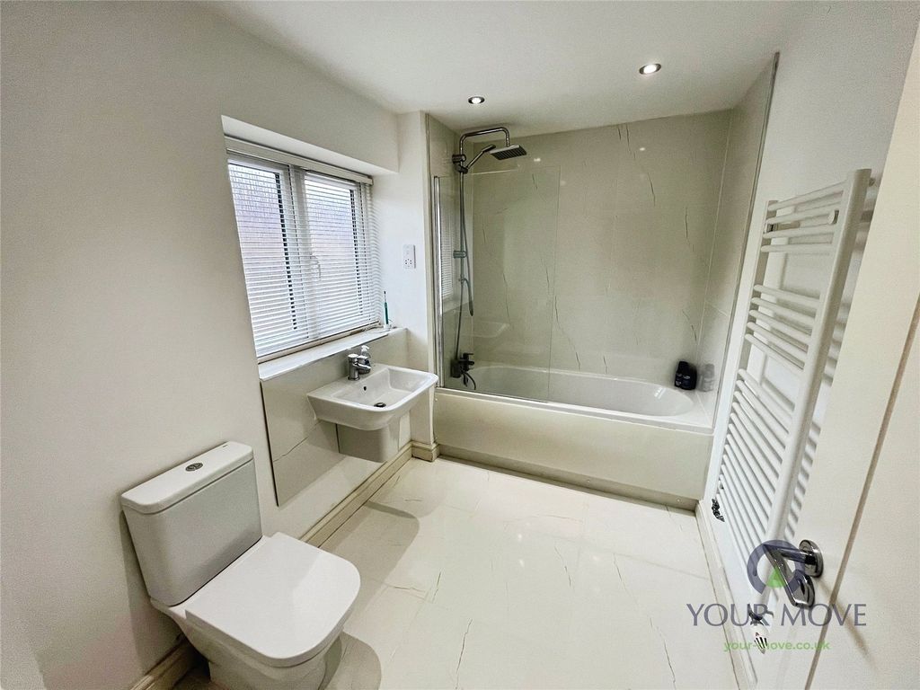 Property photo 3 of 18 Bathroom