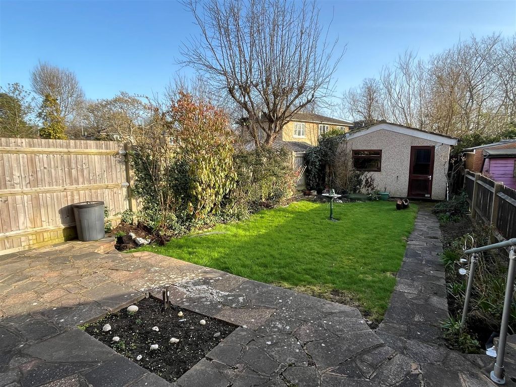 Property photo 3 of 9 21 Kneller Gardens Garden Sunny.Jpg