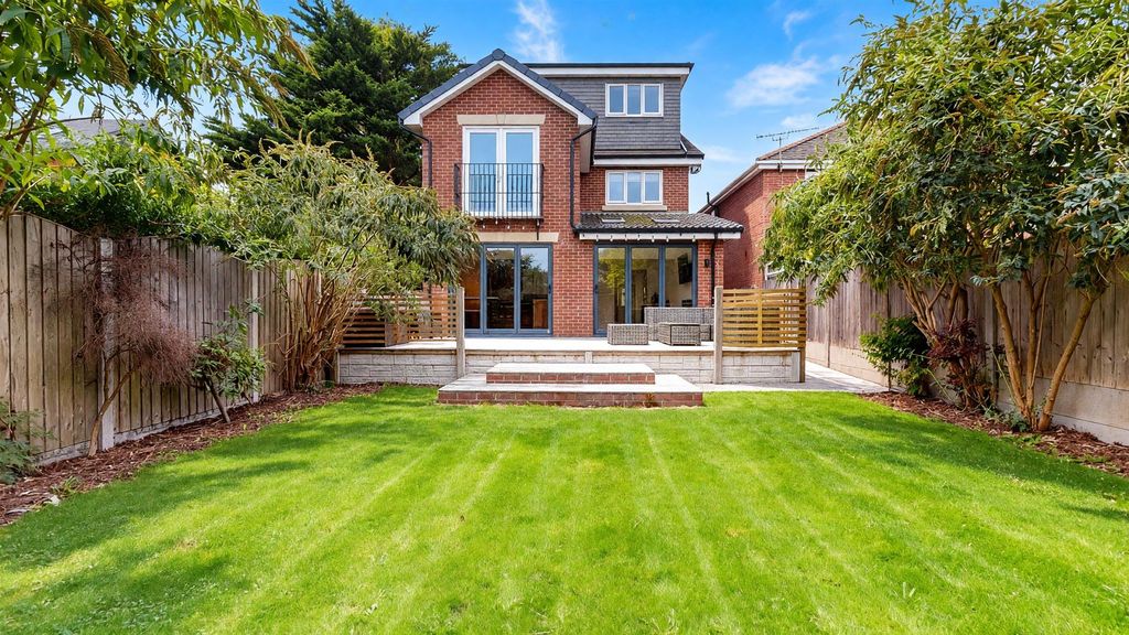 Property photo 3 of 32 Vivian Drive Rear Garden