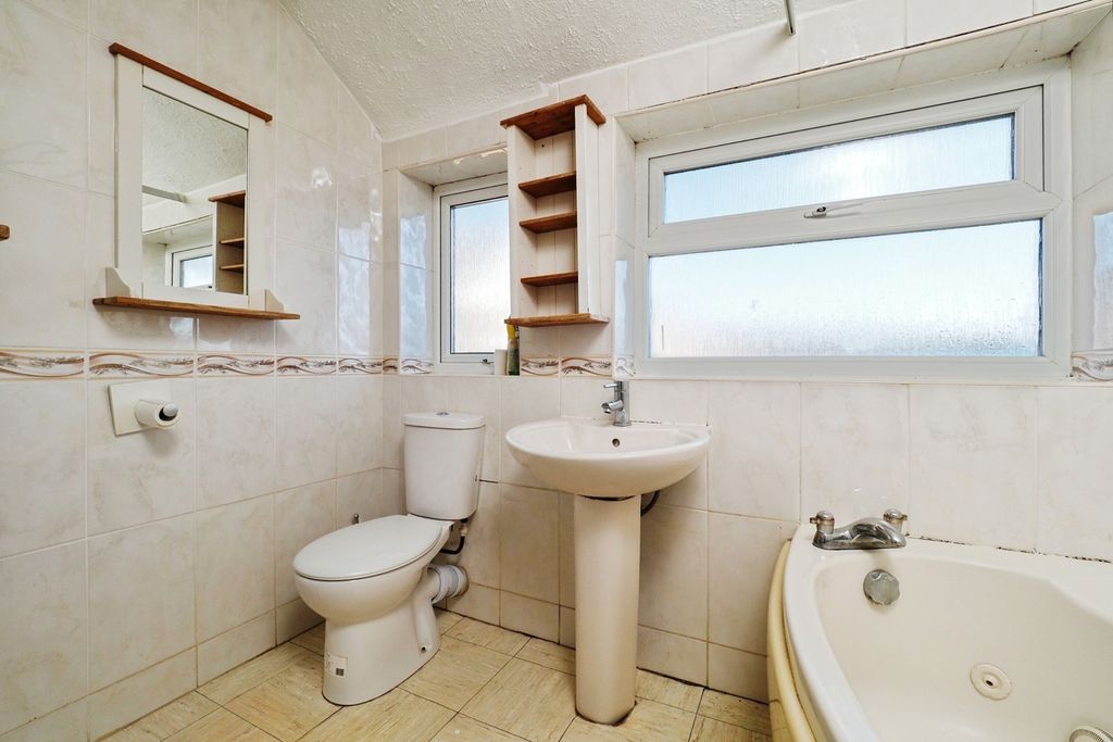 Property photo 3 of 14 Bathroom