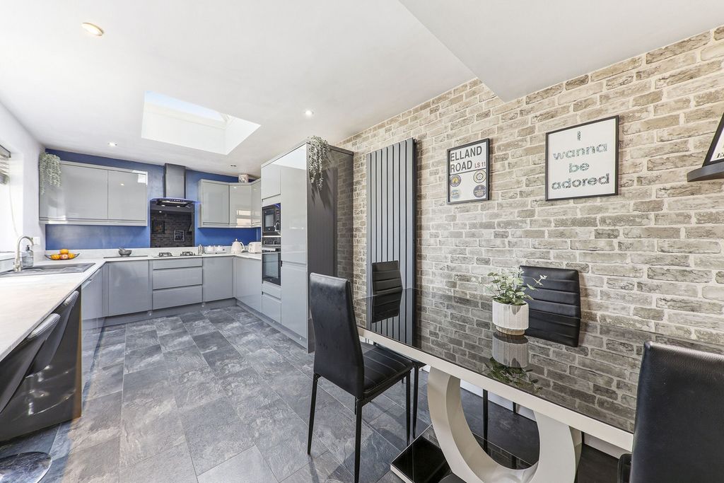 Property photo 2 of 26