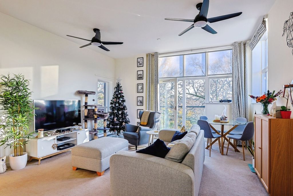 Property photo 1 of 14 Lounge