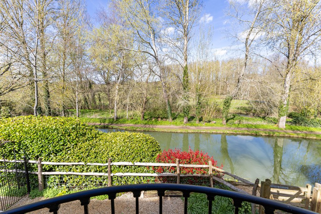 Property photo 2 of 21