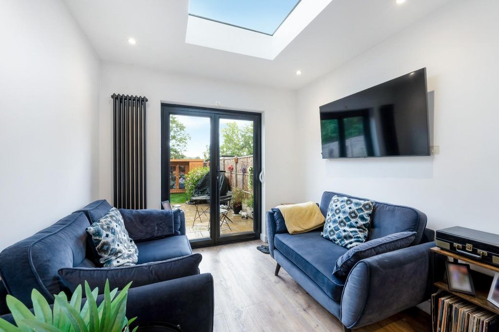 Property photo 3 of 14 Kingshill Avenue  (16 From 27)-5.Jpg