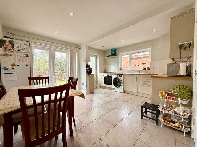 Property photo 2 of 11 Kitchen