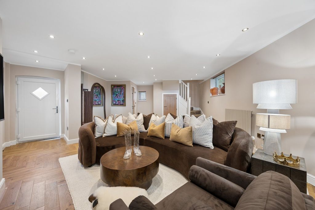 Property photo 3 of 32 Annexe Lounge