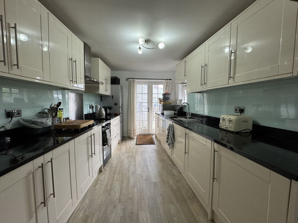 Property photo 3 of 13 Photo 6