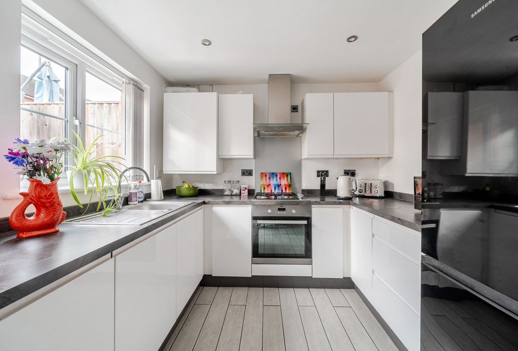 Property photo 3 of 20 1380910-2-6926Fa5...