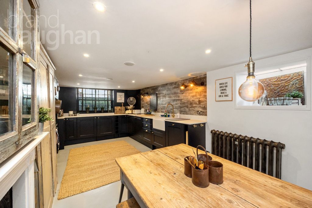 Property photo 3 of 25 Picture No. 11