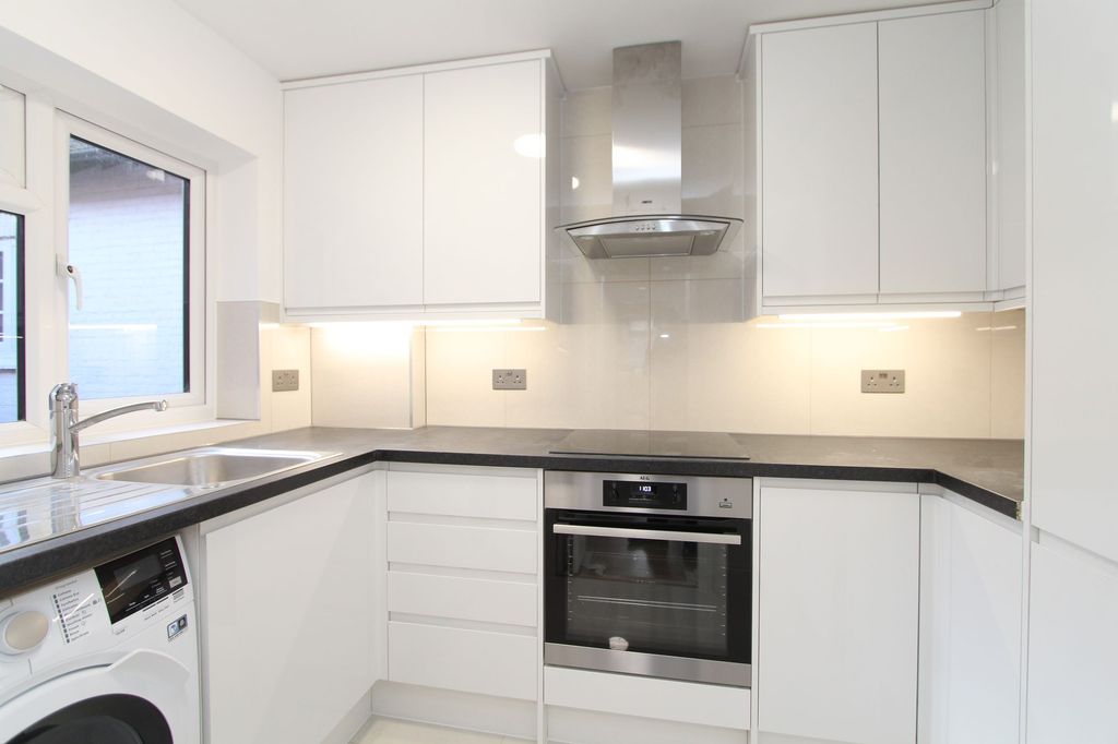 Property photo 2 of 6 Kitchen