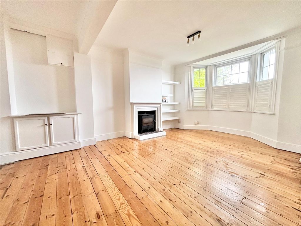 Property photo 2 of 25 Lounge.Jpg