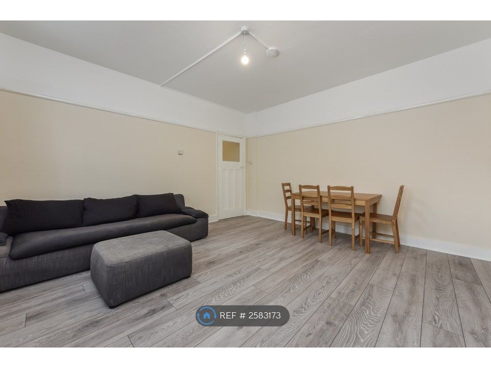 Property photo 2 of 9 Spacious Living Room