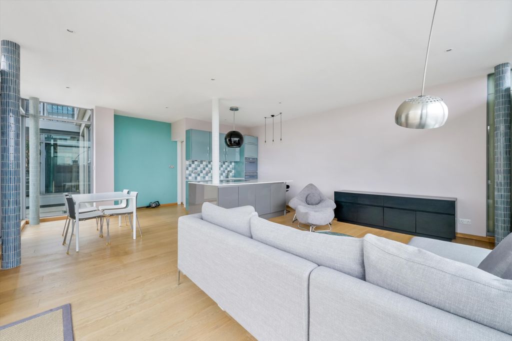 Property photo 2 of 18 Image