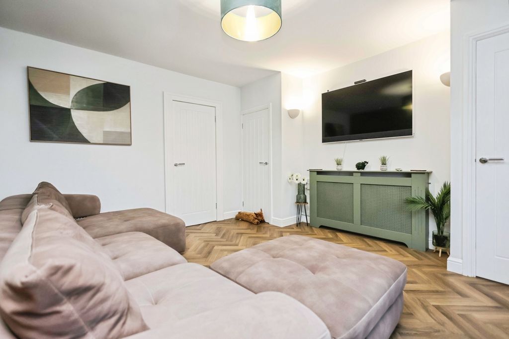 Property photo 3 of 17 Lounge