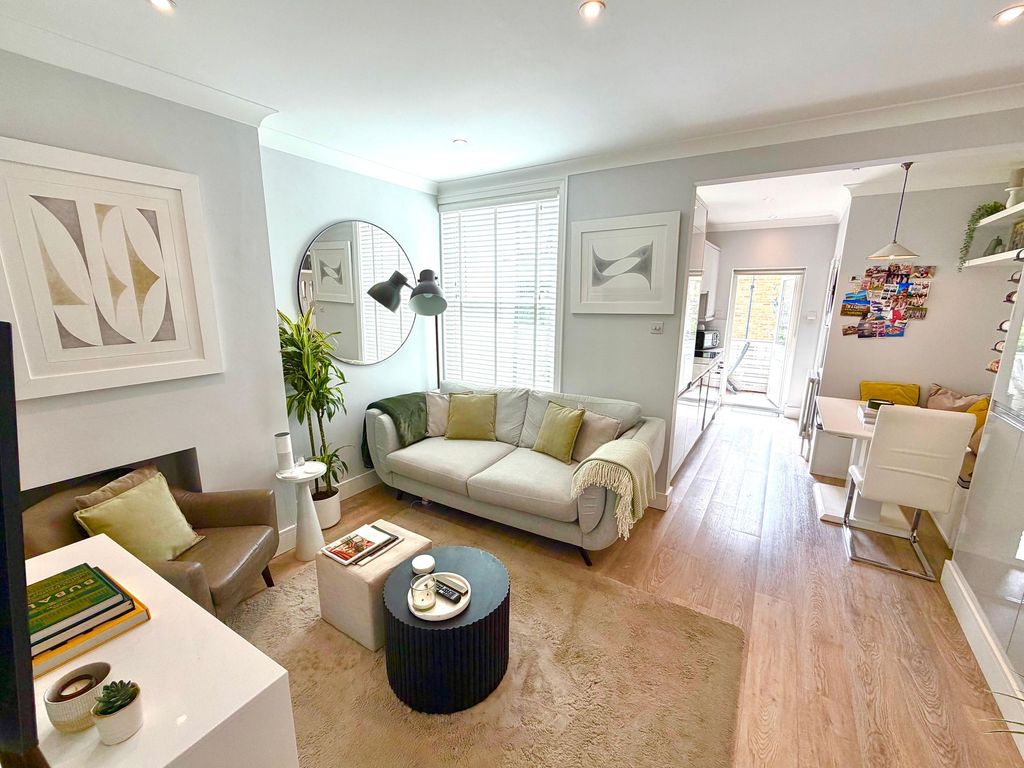 Property photo 1 of 11 Lounge