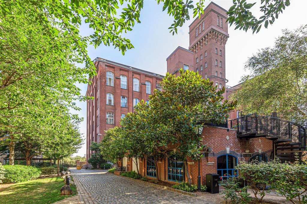 Property photo 1 of 16 Manhattan Building