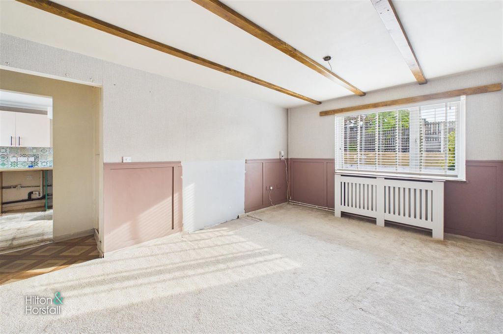 Property photo 3 of 18 East Croft