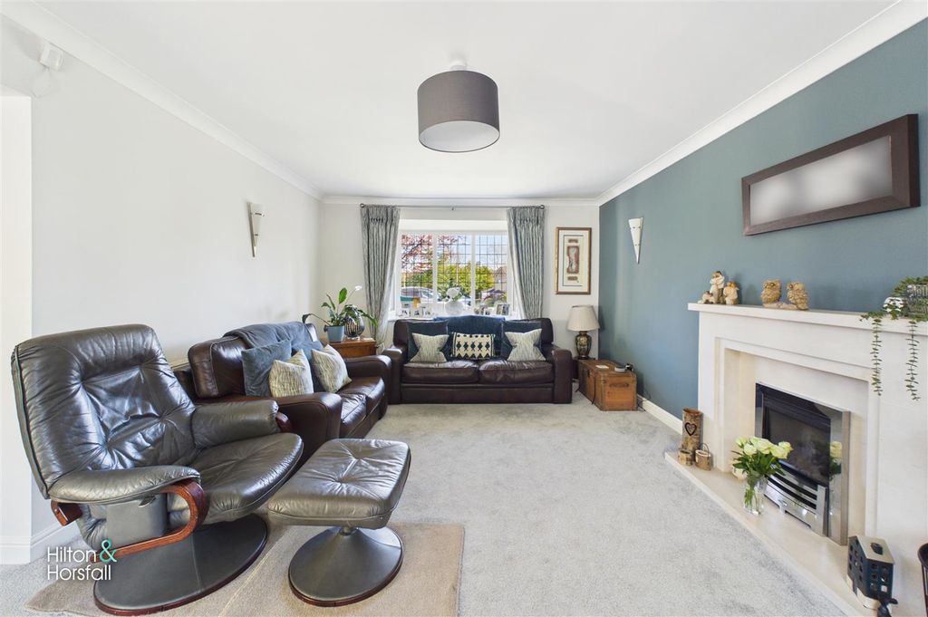 Property photo 3 of 28 Applegarth