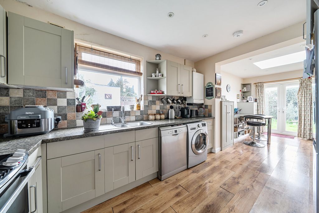 Property photo 2 of 15 1408702-8-698B31d...