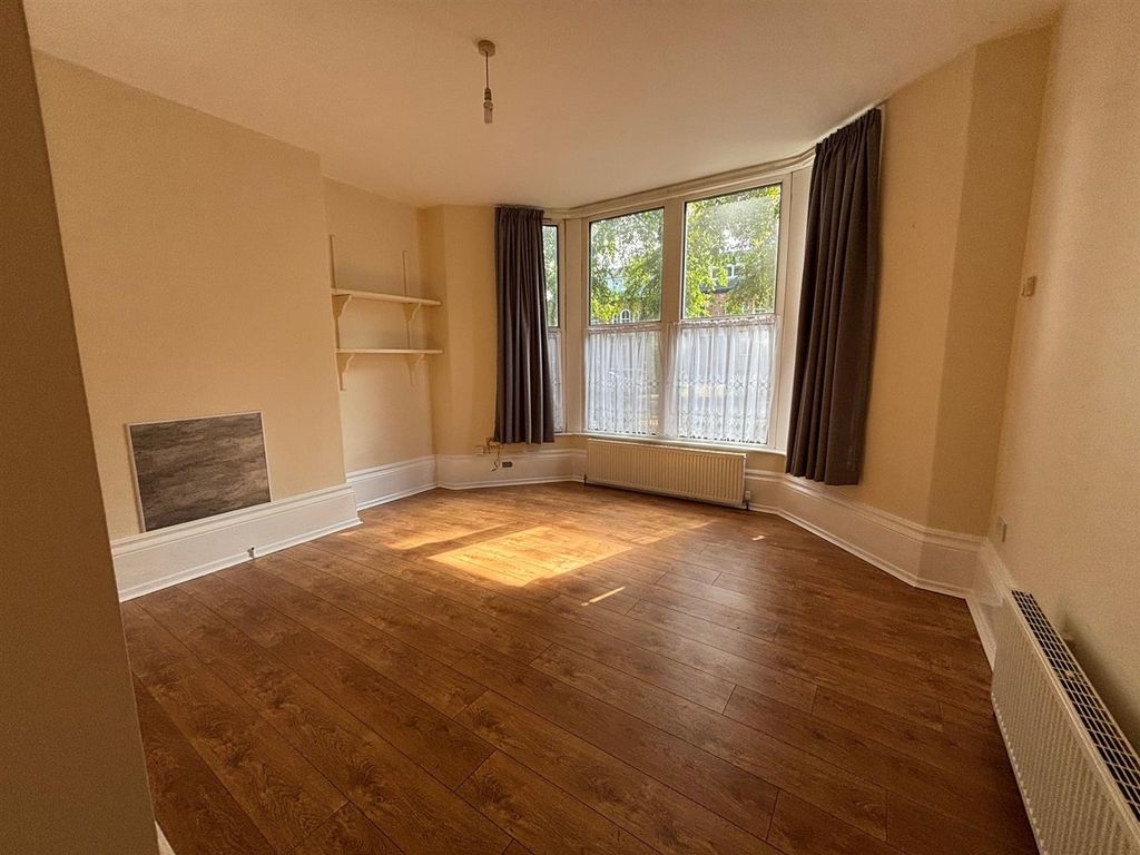 Property photo 2 of 5 Lounge 2025.Jpg