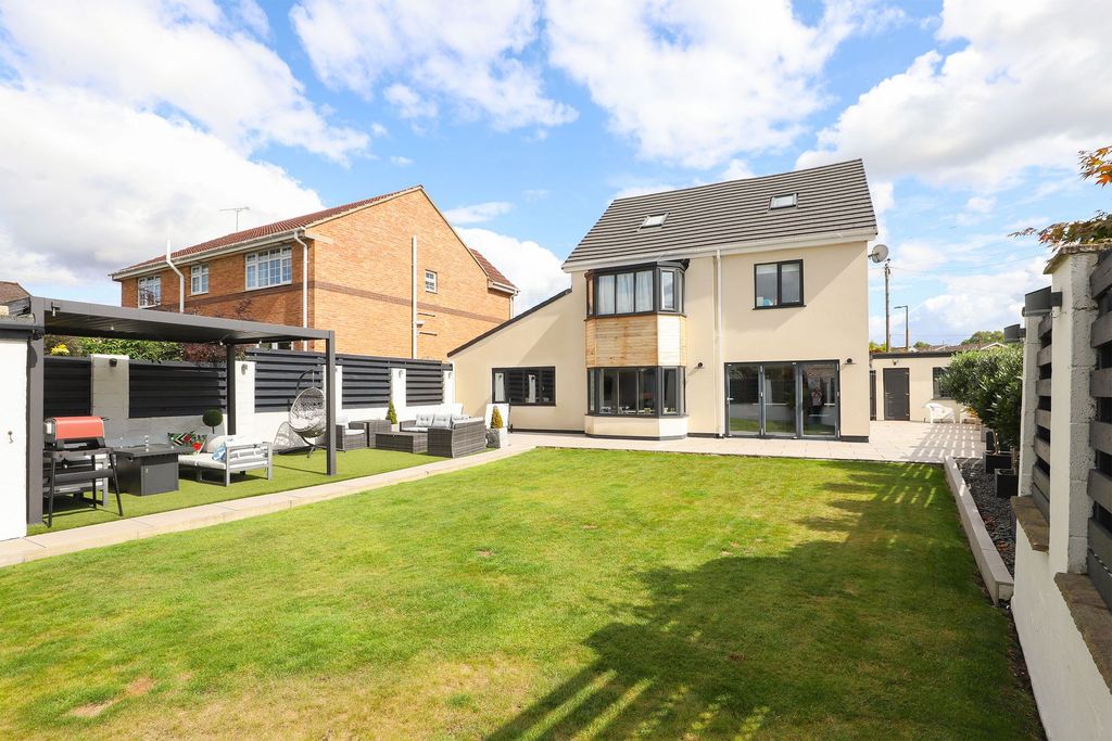 Property photo 1 of 32