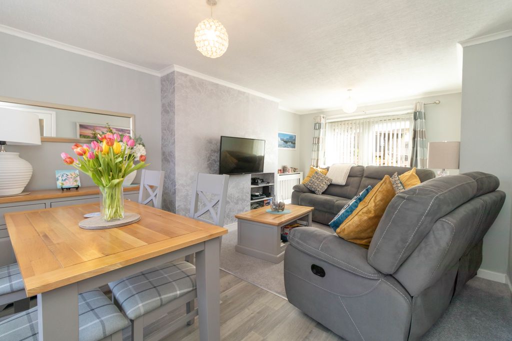 Property photo 2 of 23 Lounge