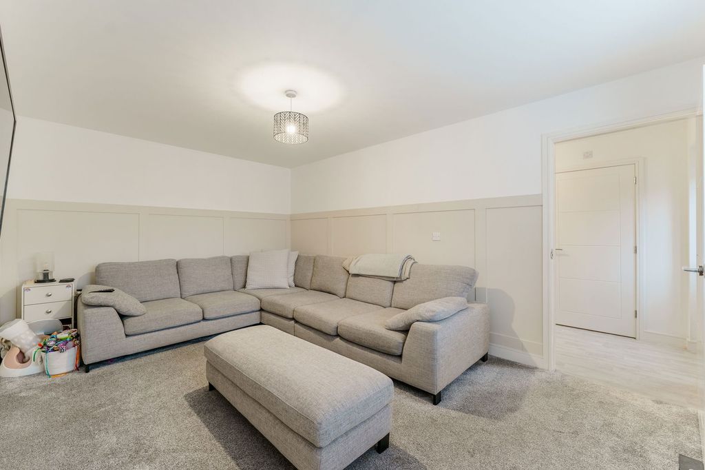 Property photo 3 of 28