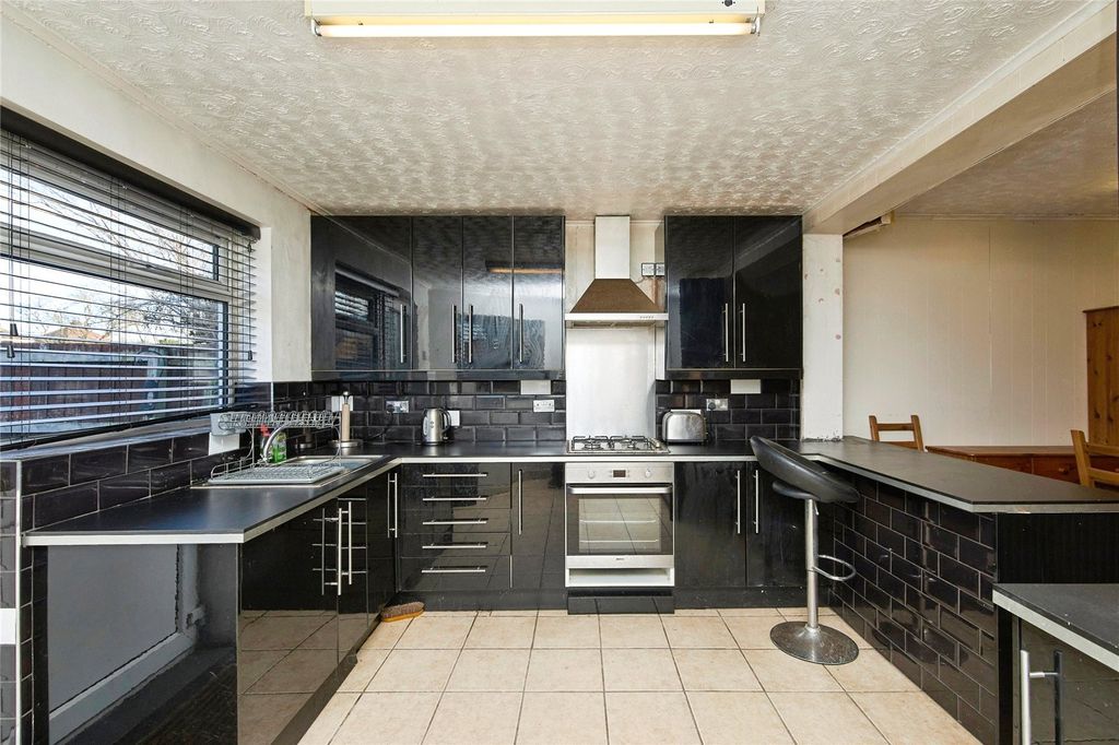 Property photo 3 of 17 Kitchen