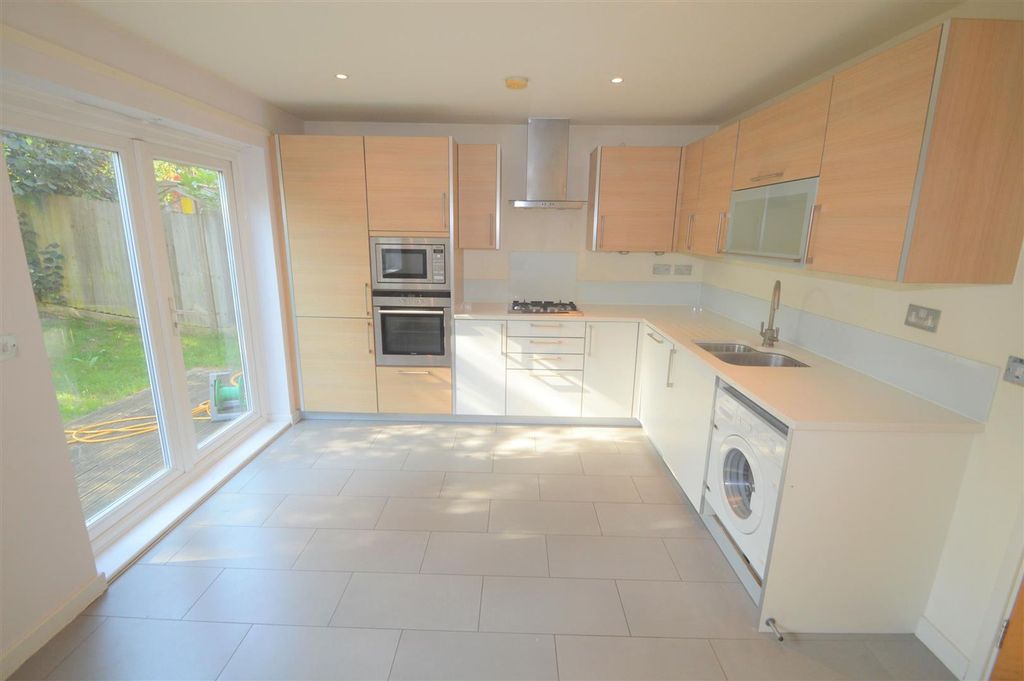 Property photo 2 of 14 Queen Mary Villas E18