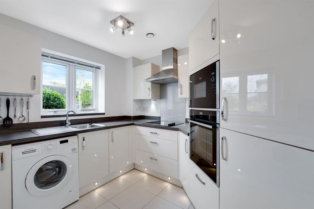 Property photo 2 of 15 14-539786133-Ap-Mcs-7 Edward Place-10-Medium.Jpg