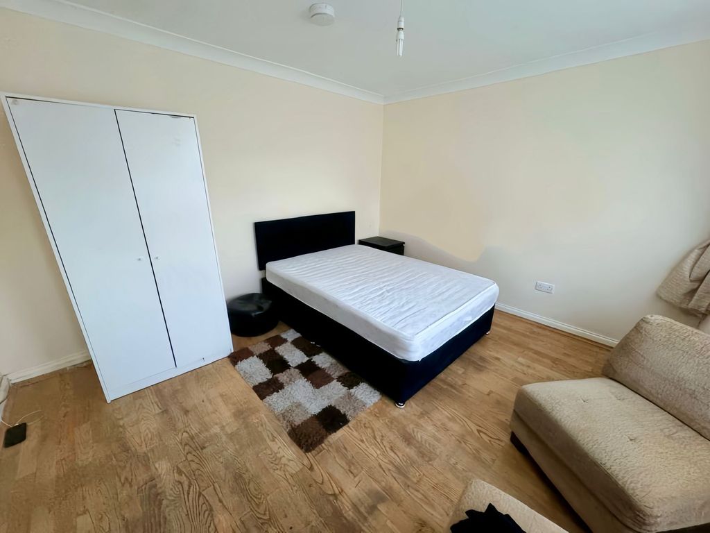Property photo 1 of 2 Double Bedroom To Rent In A 5 Bedroom HMO