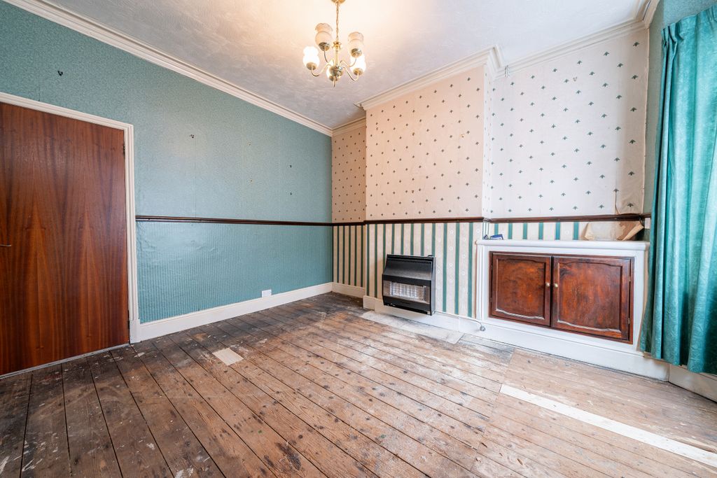 Property photo 2 of 16 .