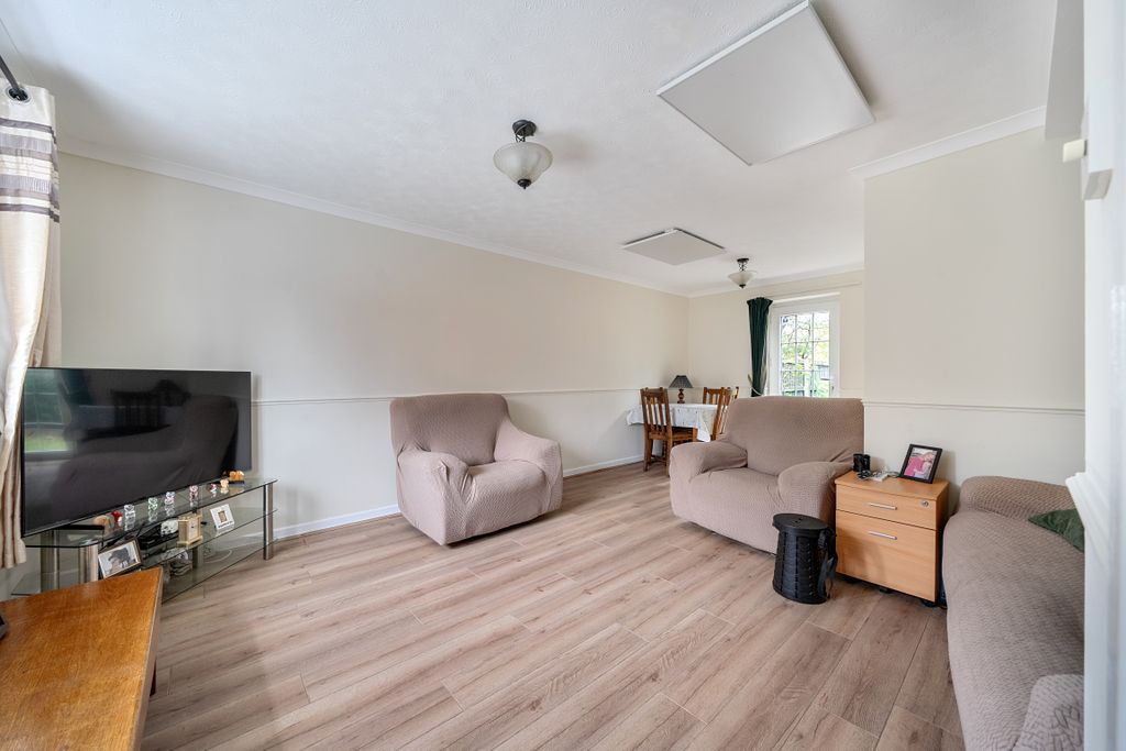 Property photo 2 of 14 15296405