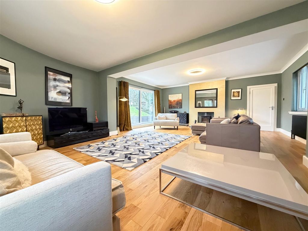 Property photo 3 of 34 Lounge