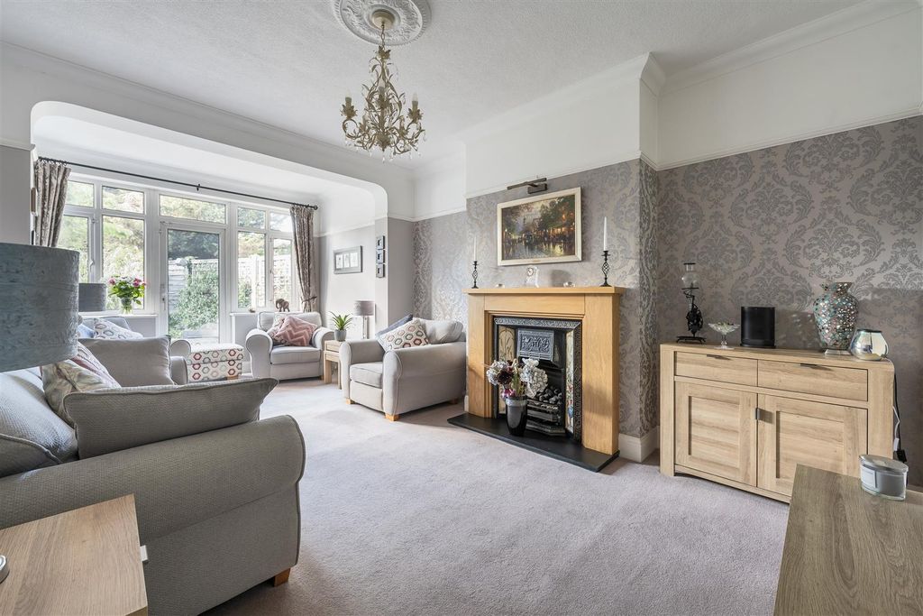 Property photo 3 of 37 Charnwood Drive, E18