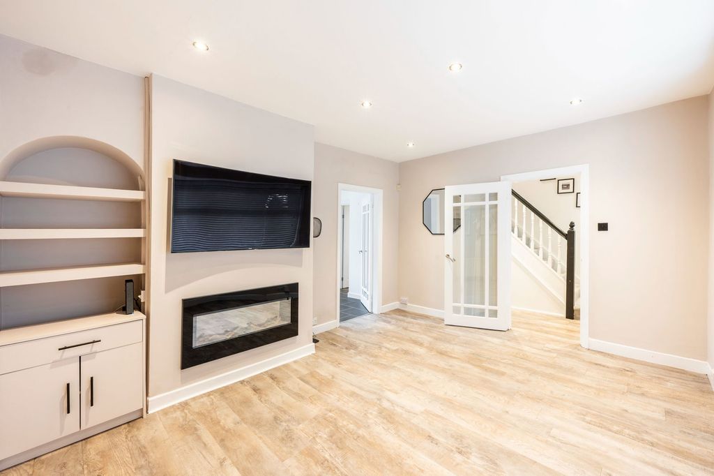 Property photo 3 of 25