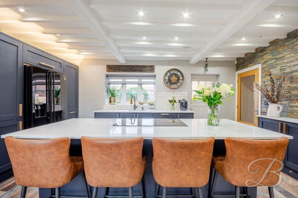 Property photo 3 of 48 Yeg14Kbg.Jpg