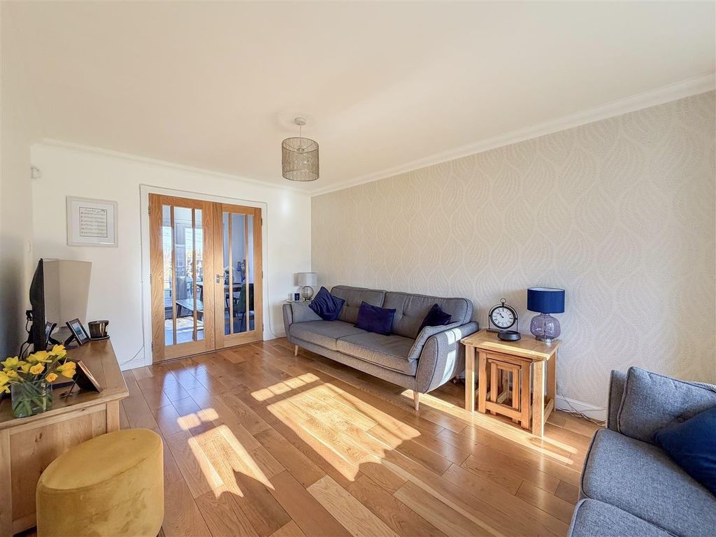 Property photo 3 of 28 Lounge