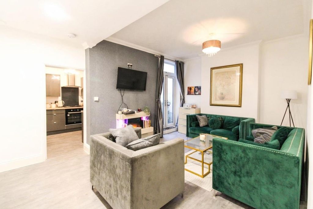 Property photo 2 of 11 Lounge