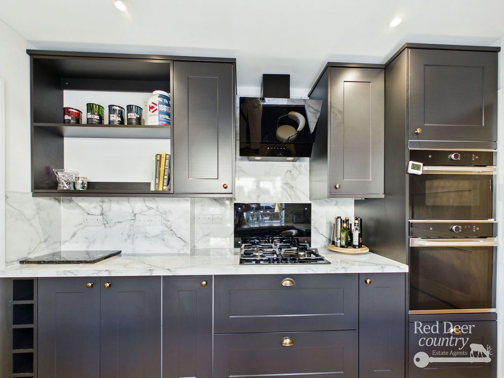 Property photo 3 of 19 Kitchen