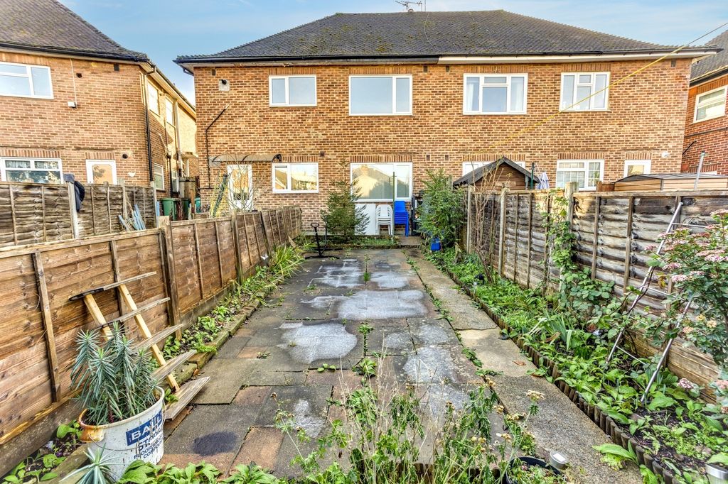 Property photo 2 of 13 7 Falcourt Close, Sutton, Surrey, Sm1 2Rq