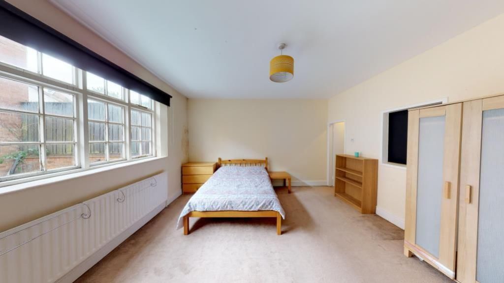 Property photo 3 of 8 A Bright And Tidy Double Bedroom Featuring A Large...